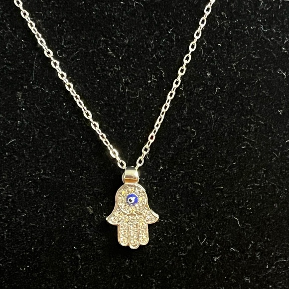 Hamsa NWOT Necklace - Picture 2 of 4